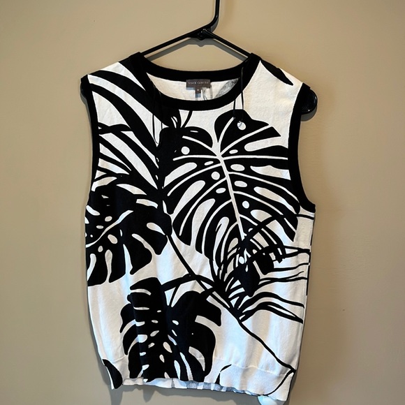 Vince Camuto Tops - Gorgeous Vince Camuto Sleeveless Sweater